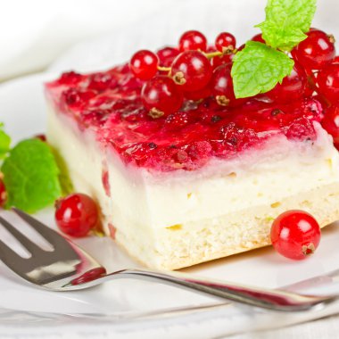 kuş üzümü ile pasta