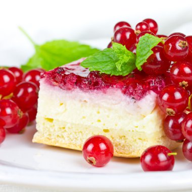 kuş üzümü ile pasta