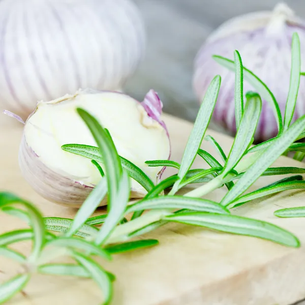 Garlic and rosemary — Stock Photo, Image