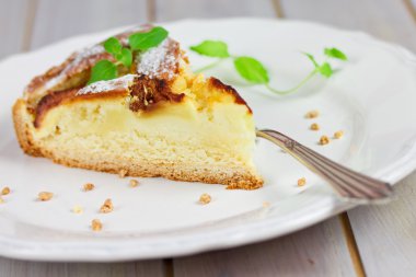 kuş üzümü ile pasta