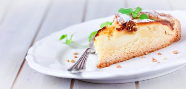 kuş üzümü ile pasta