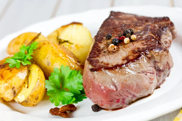 Steak met aardappelen — Stockfoto