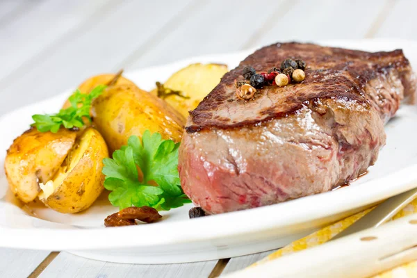 Bife com batatas — Fotografia de Stock