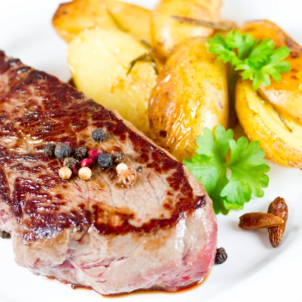 Steak met aardappelen — Stockfoto