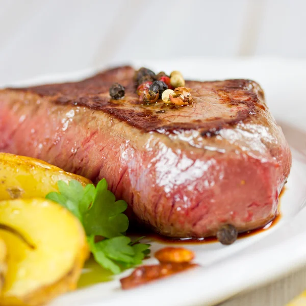 Steak with potatoes — Stock Photo, Image