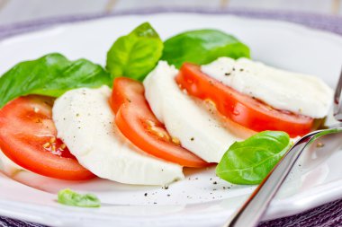 domates mozzarella peyniri