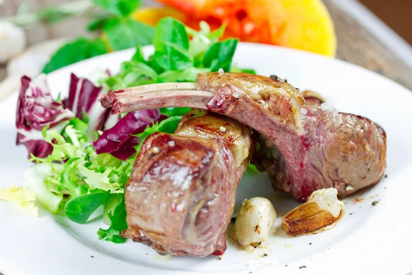 Costolette di agnello alla griglia — Foto Stock