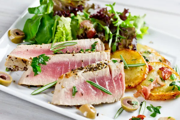 Atum grelhado com salada — Fotografia de Stock