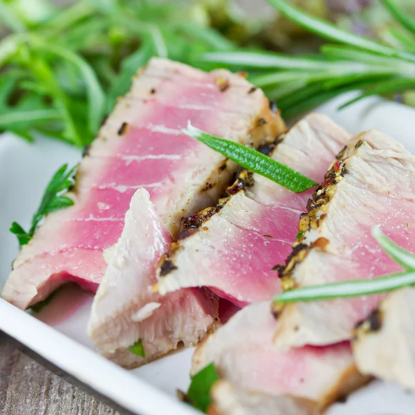 Grillad tonfisk med sallad — Stockfoto