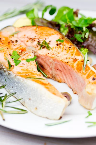 Gegrilde zalm steak — Stockfoto