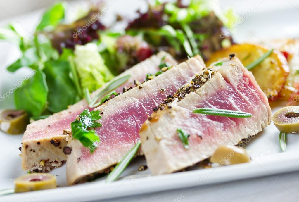 Grilled tuna with salad