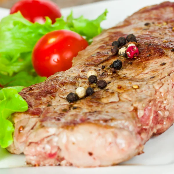 Bistecca e insalata — Foto Stock