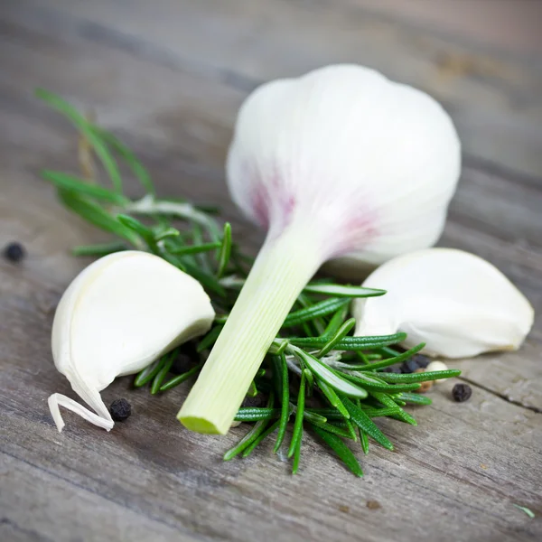 Garlic and rosemary — Stock Photo, Image