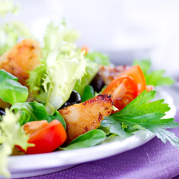 Salat mit Huhn — Stockfoto