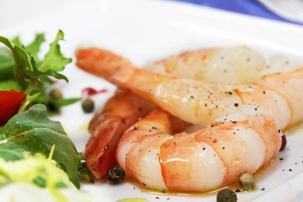 Garnalen met salade — Stockfoto