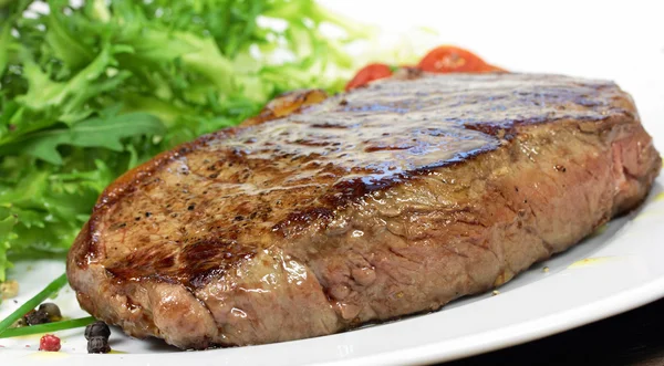 Steak met salade — Stockfoto