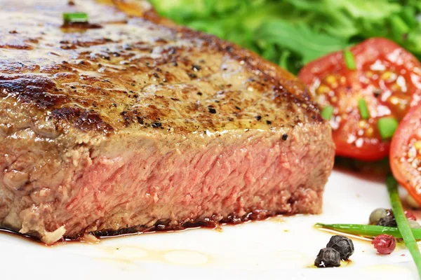 Bistecca con insalata — Foto Stock