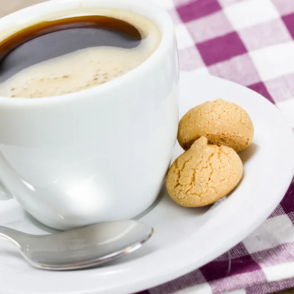 Coffe cup and amarettini — Stock Photo, Image