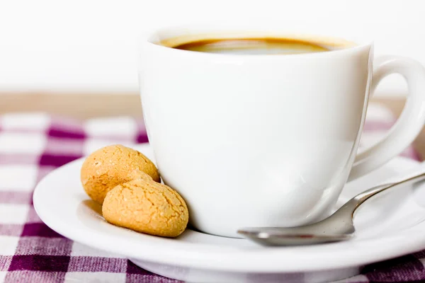 Чашка кофе и амареттини — стоковое фото