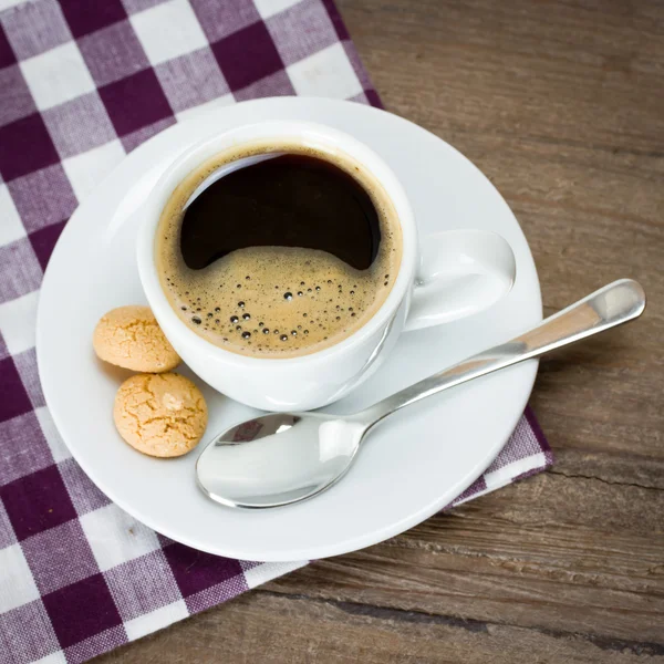 Coffe cup and amarettini — Stock Photo, Image