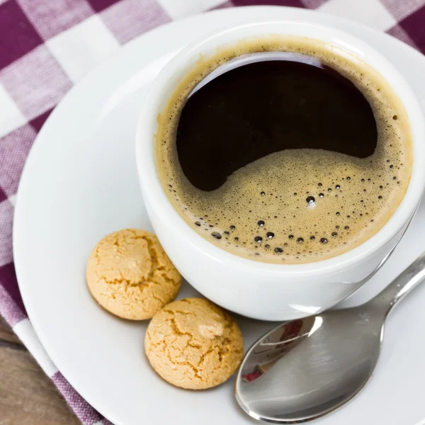 Coffe cup and amarettini — Stock Photo, Image