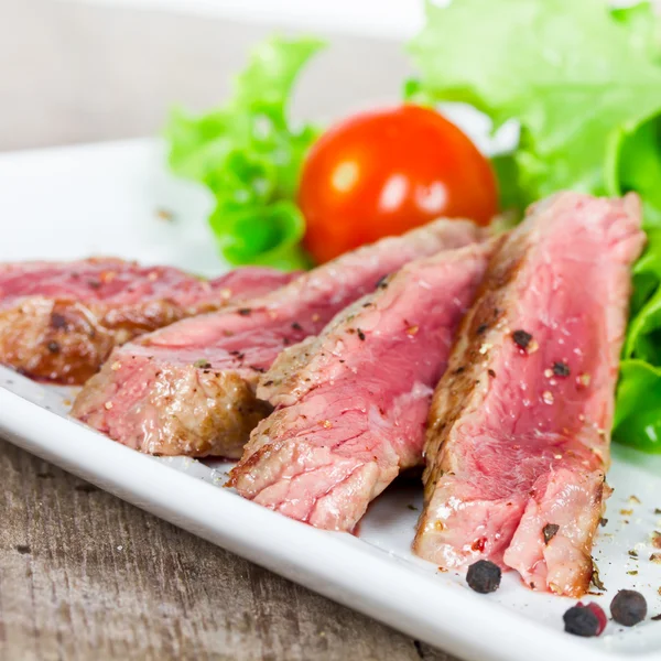 Steak und Salas — Stockfoto