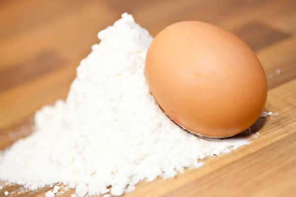 Mąka i jajko — Zdjęcie stockowe