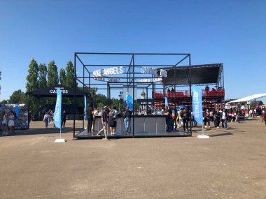 Moskova, Rusya - 28 Ağustos 2021 JohnCalliano Festivali Açık Hava Nargile Festivali. Duman Melekleri festivalin merkez meydanında duruyor.