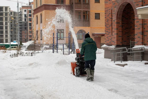 Москва Россия Января 2021 Года Человек Убирает Снег Снегоочистителем Высокая — стоковое фото