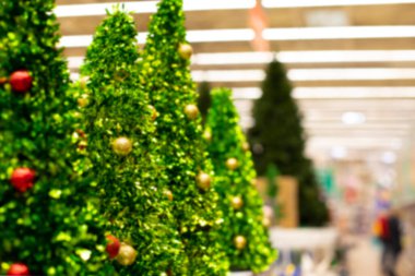 Yeşil ağaç ve altın toplarla defocus noel arka planı, süpermarkette noel indirimi konsepti. Parlak yatay fotoğrafçılık