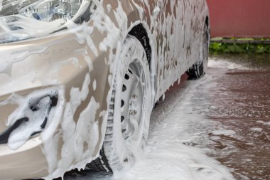 Araba yıkama, araba yıkama, şampuan köpüklü araba tekerleği.