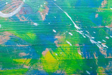 Soyut bir arkaplan, ahşap bir yüzeyde renkli boya lekeleri, yeşil mavi yağ lekesi dokusu, kaotik boya darbeleri.