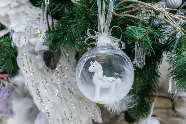 Cheval Blanc Dans Une Boule Arbre Noël Transparente Décoration Noël — Photo