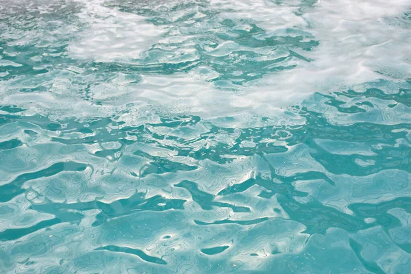 Текстурированная Поверхность Воды Мелкими Волнами Пеной Чистая Голубая Вода Бассейна — стоковое фото