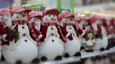 Ceketli ve şapkalı büyük kardan adam, Noel oyuncağı satışı. Tatil, kışın mutlu noel sembolü, sezon karakteri oyuncağı