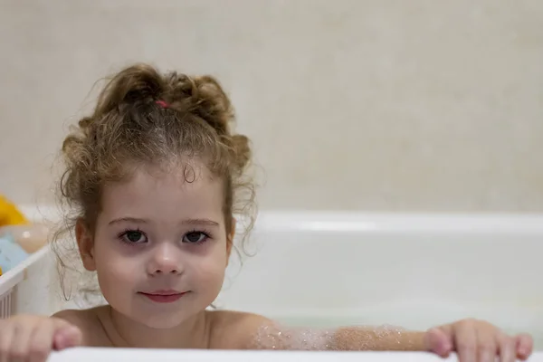 Küçük Beyaz Kız Banyo Yapıyor Bir Çocuğa Bakıyor Banyo Yapıyor — Stok fotoğraf