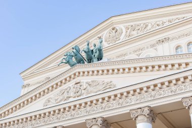 Moskova 'daki Bolşoy Tiyatrosu' nun ön cephesinde dört at tarafından çizilmiş bir at arabasındaki bir binicinin bronz heykeli.