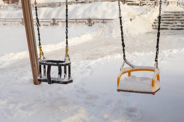 Детская Площадка Снегу Качели Покрытые Снегом Много Осадков Зимой — стоковое фото