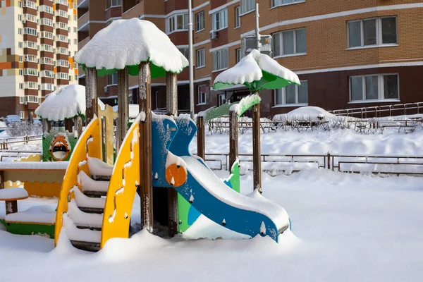 Детская Площадка Снегу Горка Лестницами Покрытыми Снегом Неожиданное Большое Количество — стоковое фото