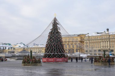 Moskova, Rusya - 28 Aralık 2021: Manezhnaya caddesinde Okhotny Ryad alışveriş merkezinin önündeki büyük bir Noel ağacı, Yeni Yıl için başkentin dekorasyonu