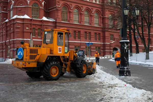 Moskwa Rosja Grudnia 2021 Usuwanie Śniegu Placu Czerwonym Pługi Śnieżne — Zdjęcie stockowe