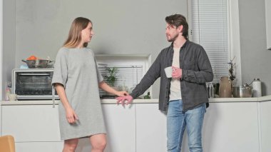 Bir erkek ve bir kız mutfakta sohbet ediyorlar.