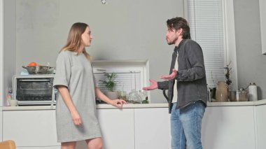 Bir erkek duygusal olarak bir kızla konuşur.