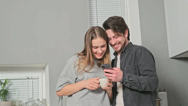 Kız ve erkek arkadaş, telefona bakın.