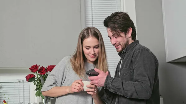 Kız ve erkek arkadaş, telefona bakın.