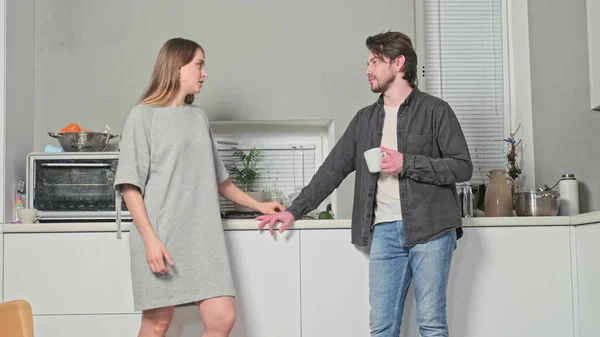 Bir erkek ve bir kız mutfakta sohbet ediyorlar.
