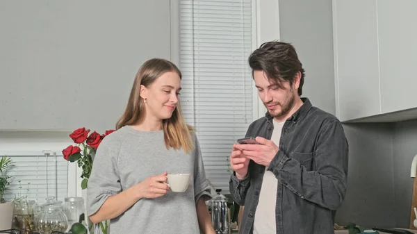 Kız ve erkek arkadaş, telefona bakın.