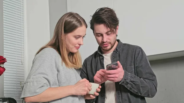 Kız ve erkek arkadaş, telefona bakın.