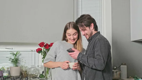 Kız ve erkek arkadaş, telefona bakın.