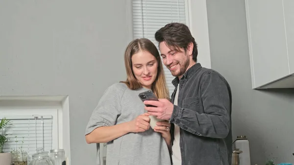Kız ve erkek arkadaş, telefona bakın.